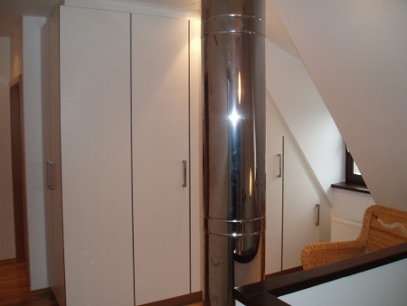 Vestavné skříně do šikminy. BÍLÁ PERLIČKA lamino.