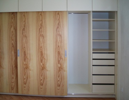 Vestavná skříň, posuvné dveře DÝHA JASAN. Horní díl lamino SLONOVÁ KOST lesk.