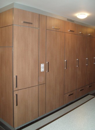 Vestavná skříň se zabudovanou lednicí a vstupem do špajzky.