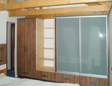 Skříň s posuvnými dveřmi ASTIN, integrovaný žebřík pro vstup na galerii.