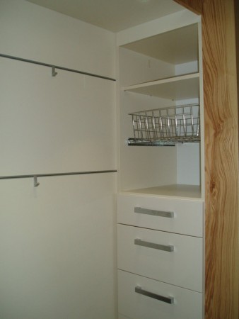 Vestavný botník s odkládací stěnou.